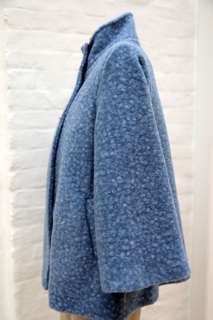 [10017457] Korte jas Lyana opstaande kraag wol look 3 knopen    - Blauw Detail