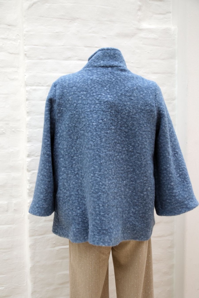 [10017457] Korte jas Lyana opstaande kraag wol look 3 knopen    - Blauw Detail