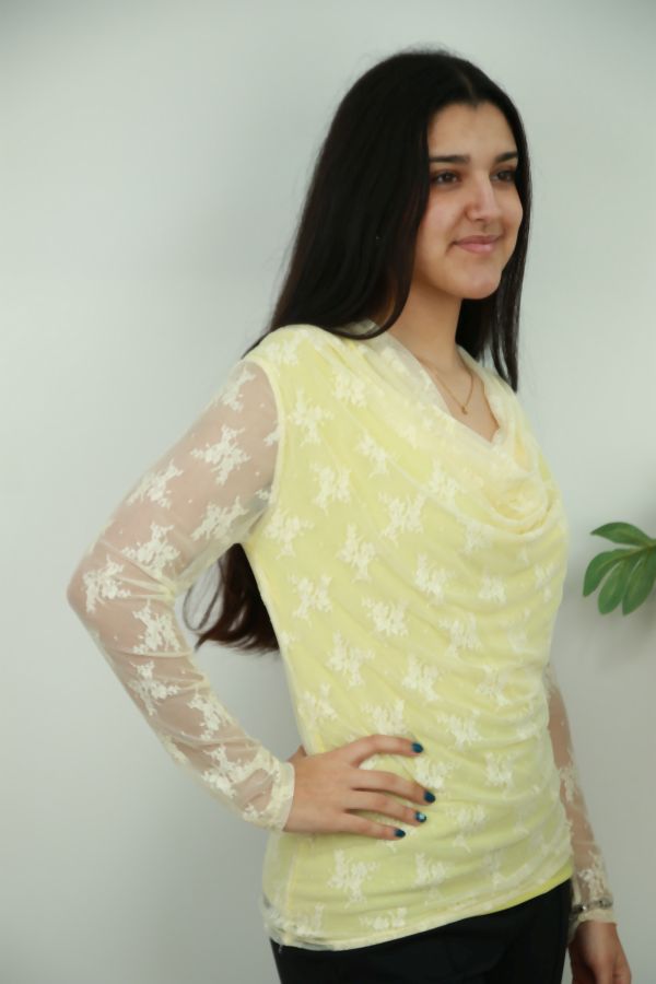 [201554] Blouse Noamy nm47 kant drapagekraag gevoerd  - Lichtgeel Detail