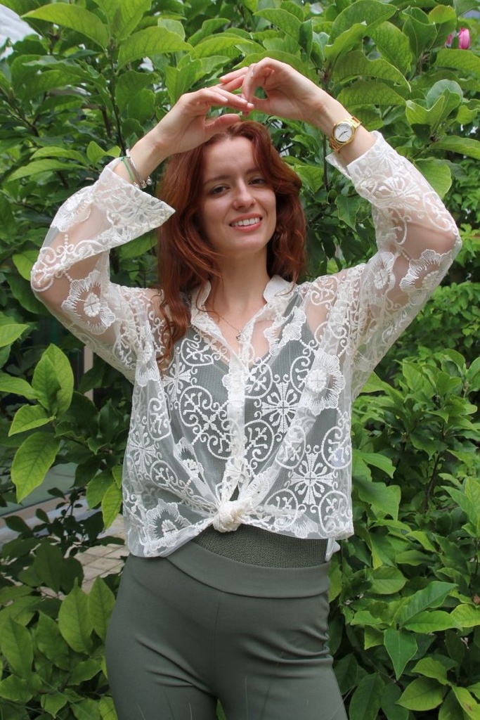 Blouse JurriÃ«n geborduurde bloemen