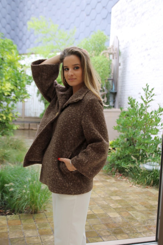 [10017457] Korte jas Lyana opstaande kraag wol look 3 knopen    - Bruin Detail