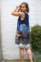 Dress Moos forest with house nm100 - Donkerblauw-bruin Detail