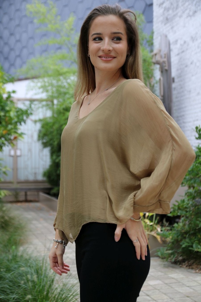 [10017241] Zijde blouse Liza nm100 V&V hals vleermuismouw - Camel Detail