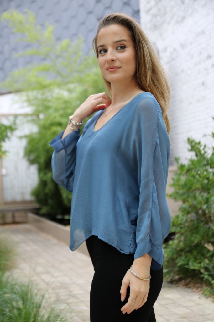 [10017241] Zijde blouse Liza nm100 V&V hals vleermuismouw - Jeansblauw Detail