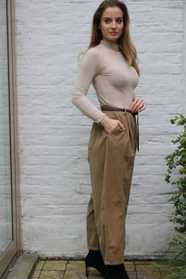 [200669] Geribde broek Milano met springplooien nm100 - Camel Detail