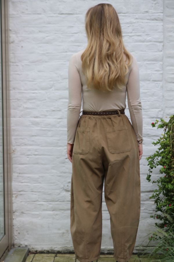 [200669] Geribde broek Milano met springplooien nm100 - Camel Detail