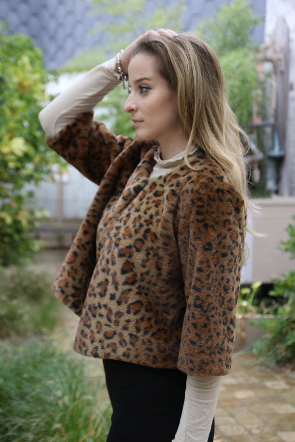 [10017453] Korte cape Melody ecopels met panterprint - Camel-zwart Detail