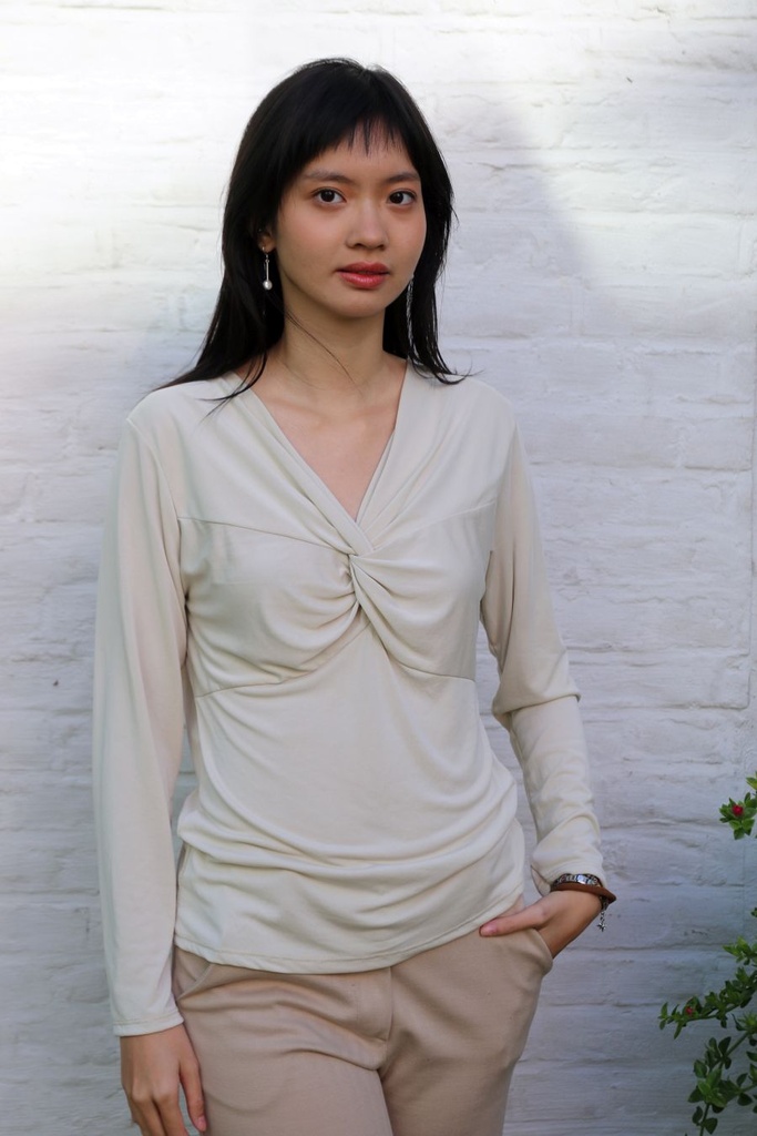 [200685] Blouse Nout met v-hals geknoopte twist  - Beige Detail