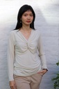 [200685] Blouse Nout met v-hals geknoopte twist  - Beige Detail