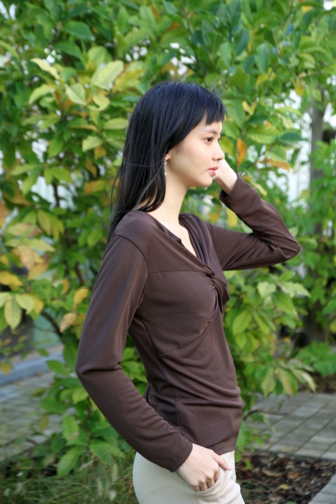 [200685] Blouse Nout met v-hals geknoopte twist  - Donkerbruin Detail