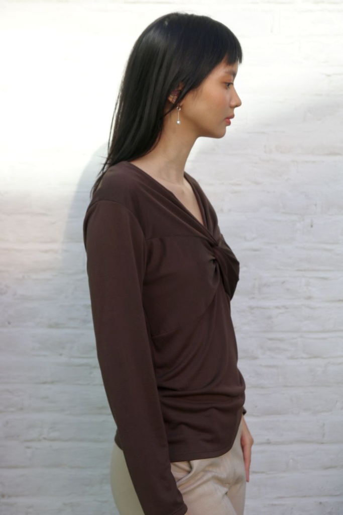 [200685] Blouse Nout met v-hals geknoopte twist  - Donkerbruin Detail