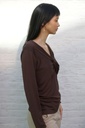 [200685] Blouse Nout met v-hals geknoopte twist  - Donkerbruin Detail