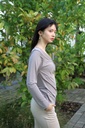 [200685] Blouse Nout met v-hals geknoopte twist  - Taupe Detail