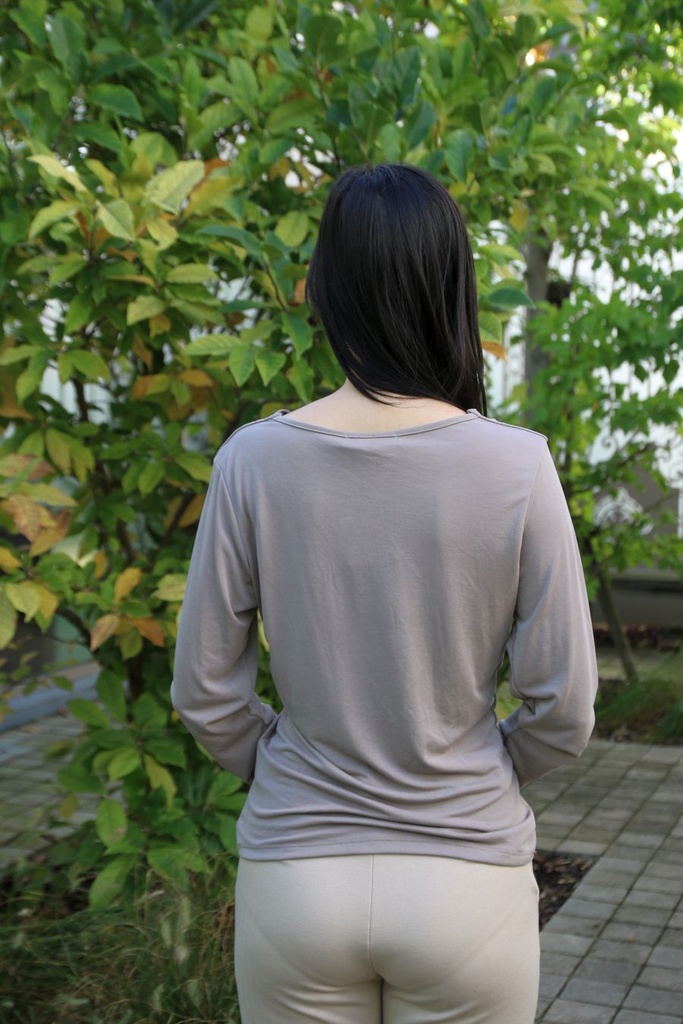 [200685] Blouse Nout met v-hals geknoopte twist  - Taupe Detail