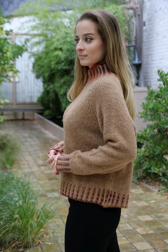 [10017425] Pul Louk nm26 opstaande geribde en gelijnde kraag en zoom  - Camel-bordeaux Detail