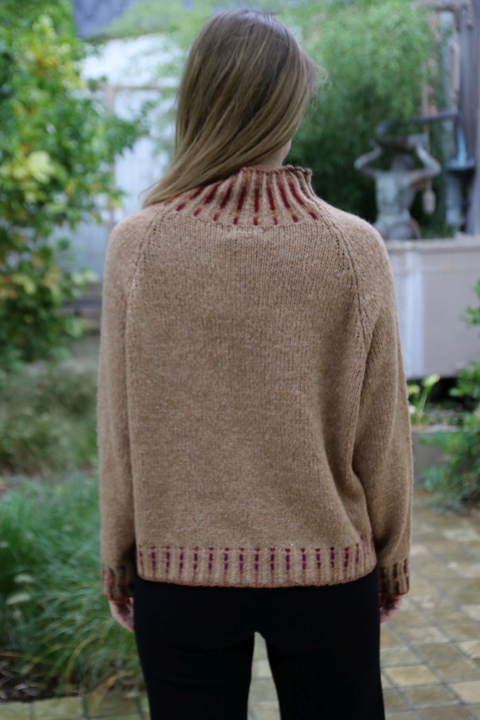 [10017425] Pul Louk nm26 opstaande geribde en gelijnde kraag en zoom  - Camel-bordeaux Detail