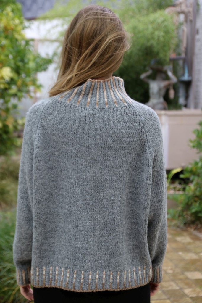 [10017425] Pul Louk nm26 opstaande geribde en gelijnde kraag en zoom  - Grijs-beige Detail