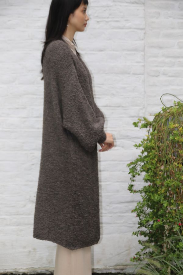 [200698] Lange cardigan Nika nm20 in boucléstof - Donkertaupe Detail