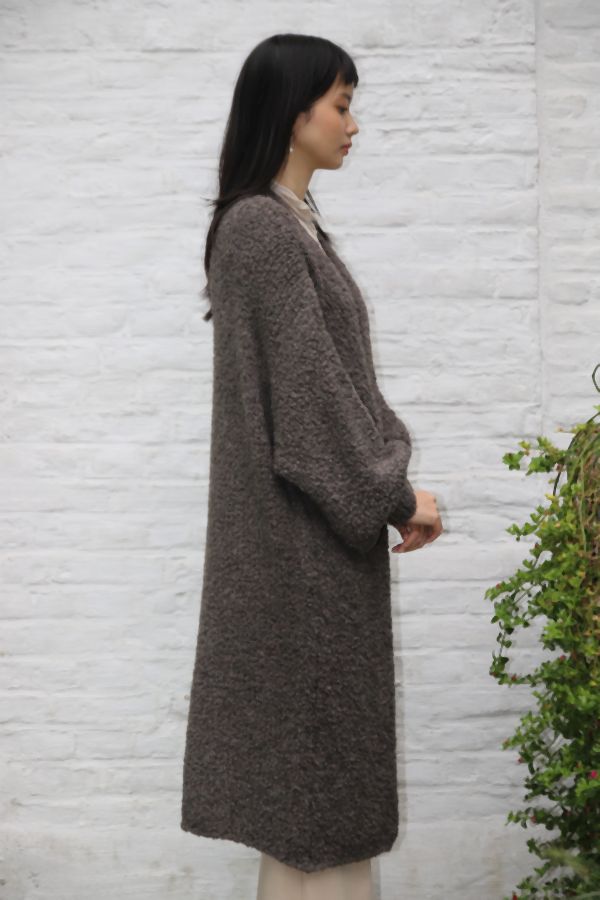 [200698] Lange cardigan Nika nm20 in boucléstof - Donkertaupe Detail
