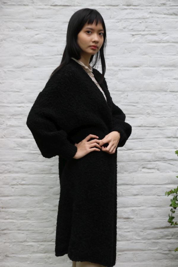 [200698] Lange cardigan Nika nm20 in boucléstof - Zwart Detail