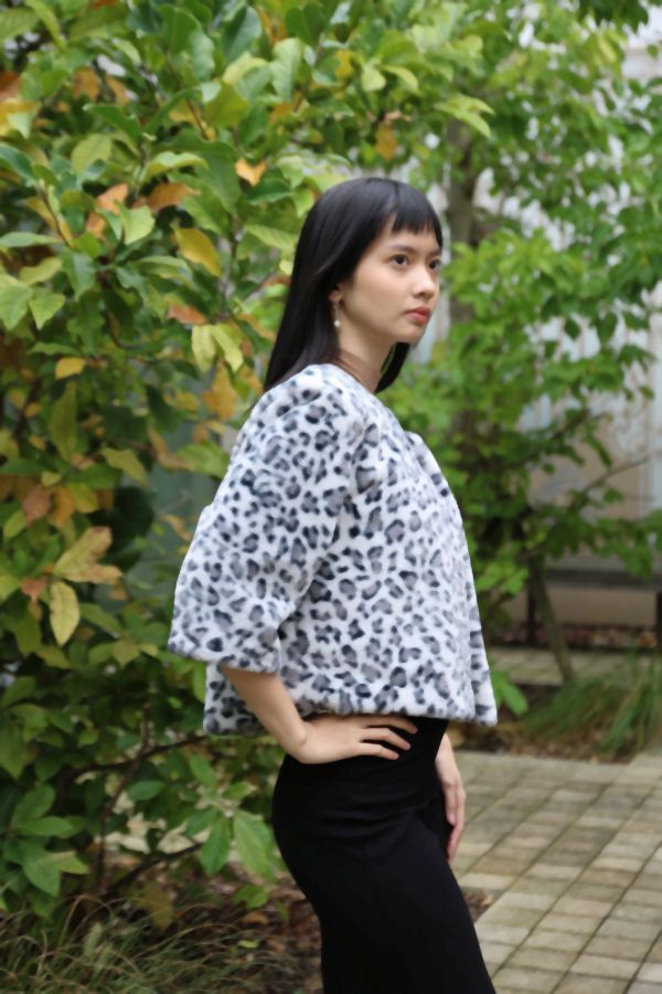 [10017453] Korte cape Melody ecopels met panterprint - Lichtgrijs-zwart Detail