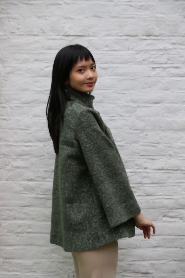 Korte jas Lyana opstaande kraag wol look 3 knopen    - Kaki Detail