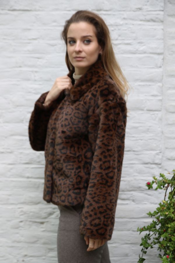 [200701] Korte jas Mylan uit eco-panterpels met polokraag - Bruin-zwart Detail