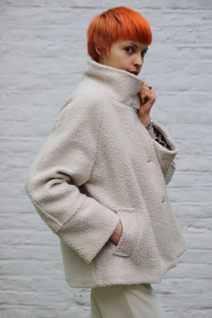 [200748] Korte jas Nena fijne bouclé met opstaande kraag  - Beige Detail