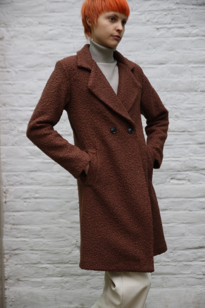 [200749] Lange mantel Noel fijne boucléstof reverskraag  - Donkerbruin Detail