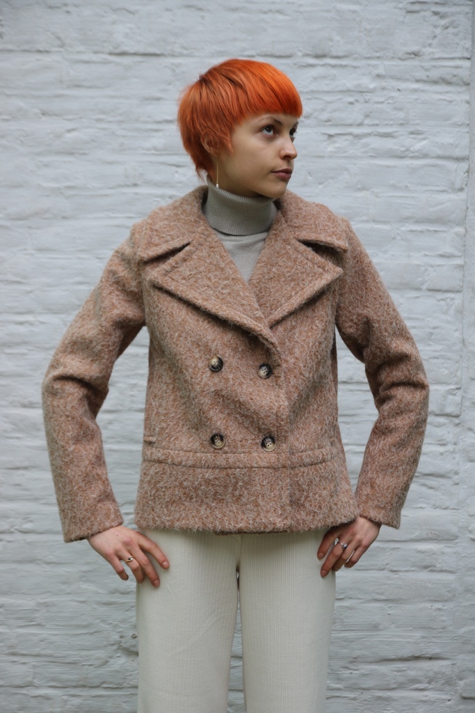 [10017494] Korte jas Lino grote puntkraag dubbel rij knopen  - Camel Detail