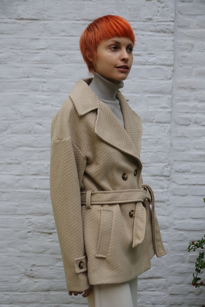 [10017496] Korte jas Lizze 20nm grote puntkraag  - Camel Detail