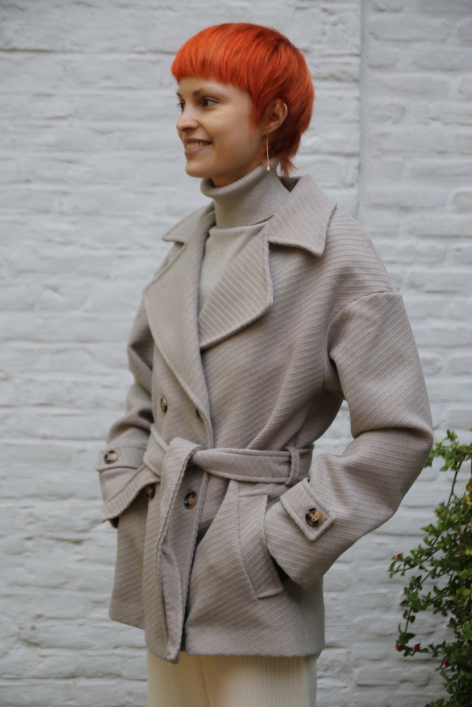 [10017496] Korte jas Lizze 20nm grote puntkraag  - Taupe Detail