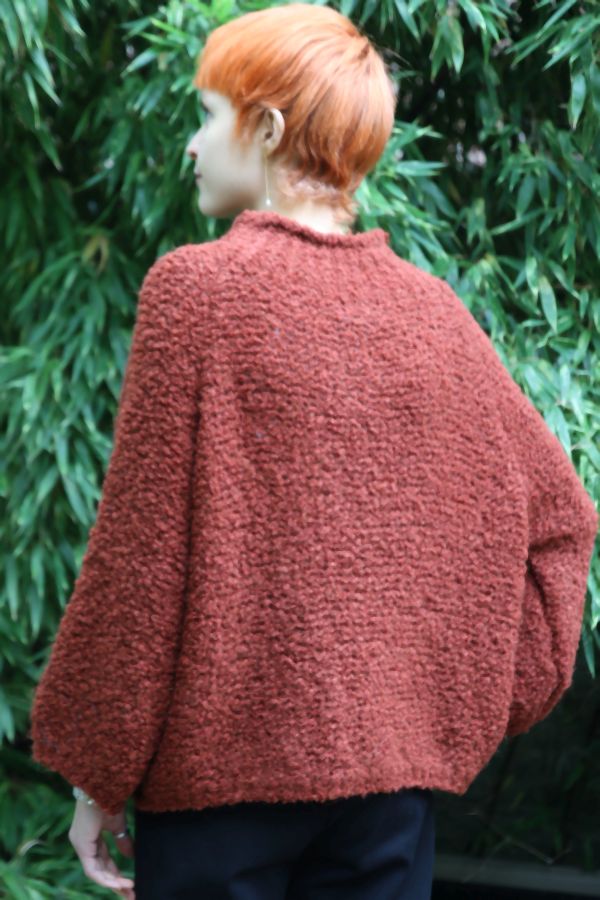[200662] Pull Nine nm30 in boucléstof 3/4 mouwen ronde hals - Roestbruin Detail