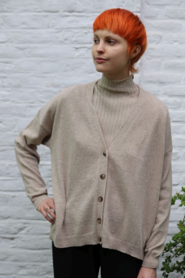 [200759] Cardigan Nicolaas nm80 fijne tricot v-hals knopjes - Beige Detail