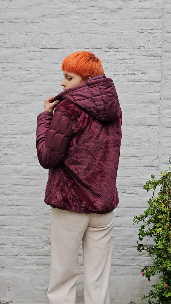 [200763] Korte jacket Nathalie eco pels capuchon ritssluiting  - Bordeaux Detail