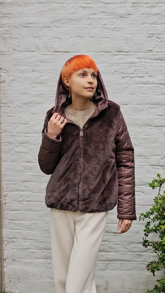 [200763] Korte jacket Nathalie eco pels capuchon ritssluiting  - Chocoladebruin Detail