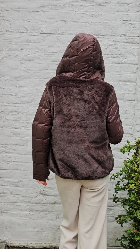 [200763] Korte jacket Nathalie eco pels capuchon ritssluiting  - Chocoladebruin Detail