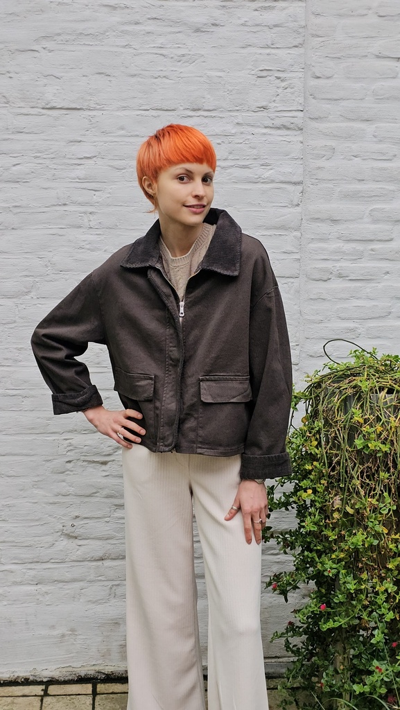 [200765] Korte jacket Nomi nm97 met geribbelde kraag  - Donkerbruin Detail