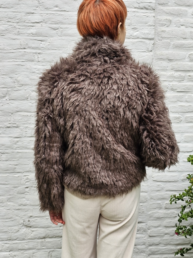 [200767] Korte jas Neva langharig eco pels met asymmetrische ritssluiting - Taupe Detail