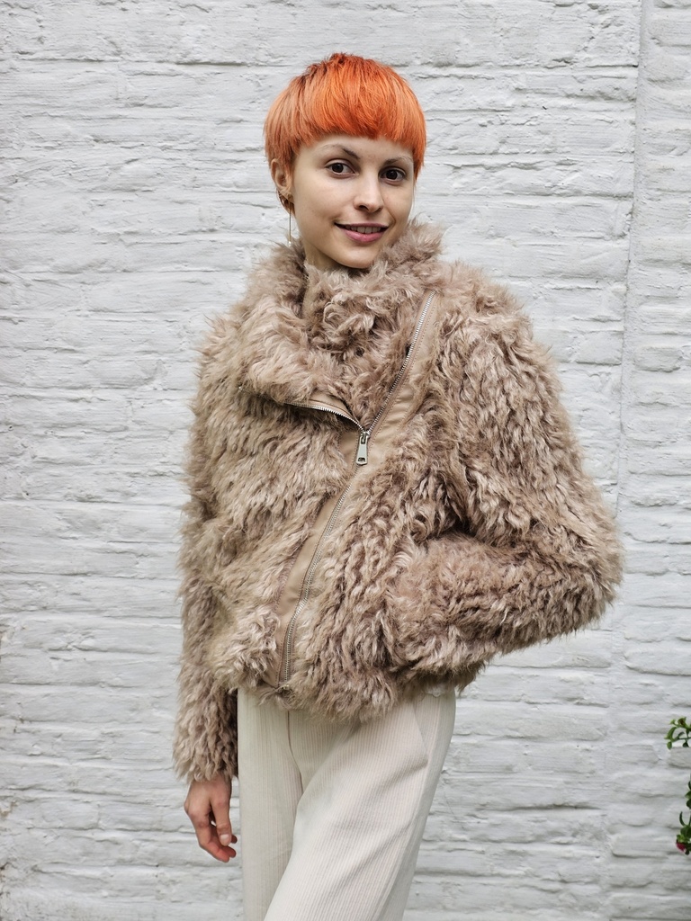 [200767] Korte jas Neva langharig eco pels met asymmetrische ritssluiting - Beige Detail