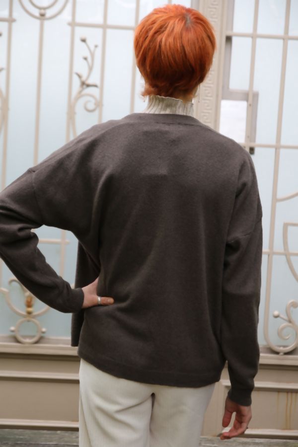 [200759] Cardigan Nicolaas nm80 fijne tricot v-hals knopjes - Donkerbruin Detail