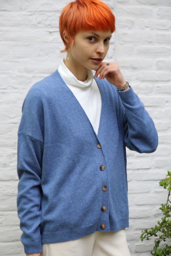[200759] Cardigan Nicolaas nm80 fijne tricot v-hals knopjes - Jeansblauw Detail
