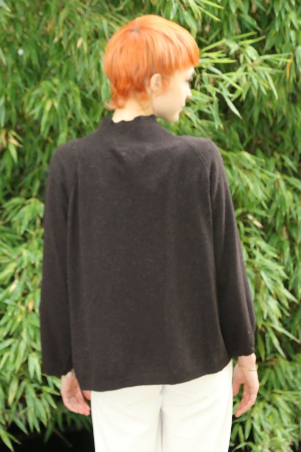 Tijdloos truitje Maureen met opstaande kraag nm80 - Bruin Detail