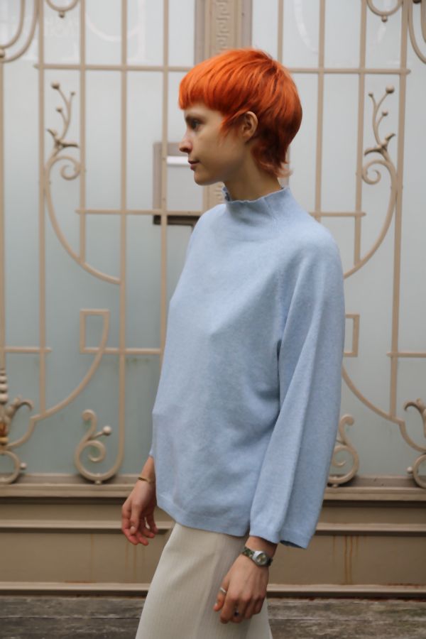 Tijdloos truitje Maureen met opstaande kraag nm80 - Hemelsblauw Detail