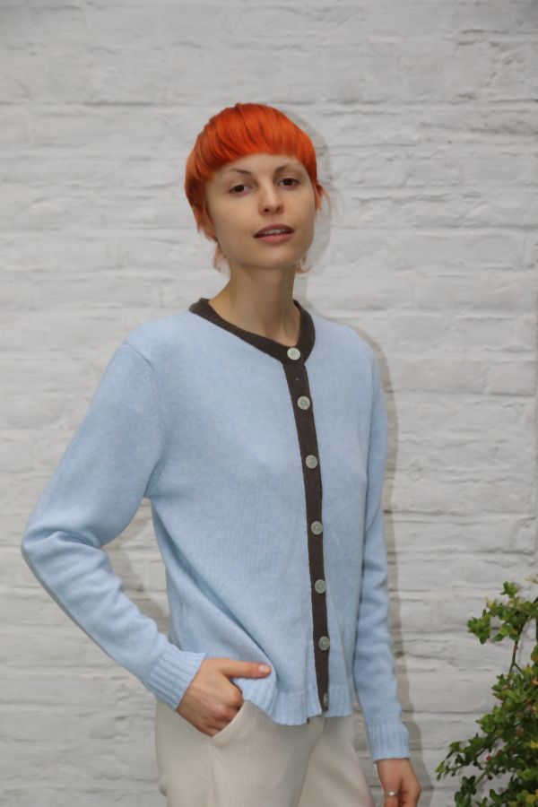 [200799] Cardigan Marije met anderskleurige boord nm80 - Lichtblauw-bruin Detail