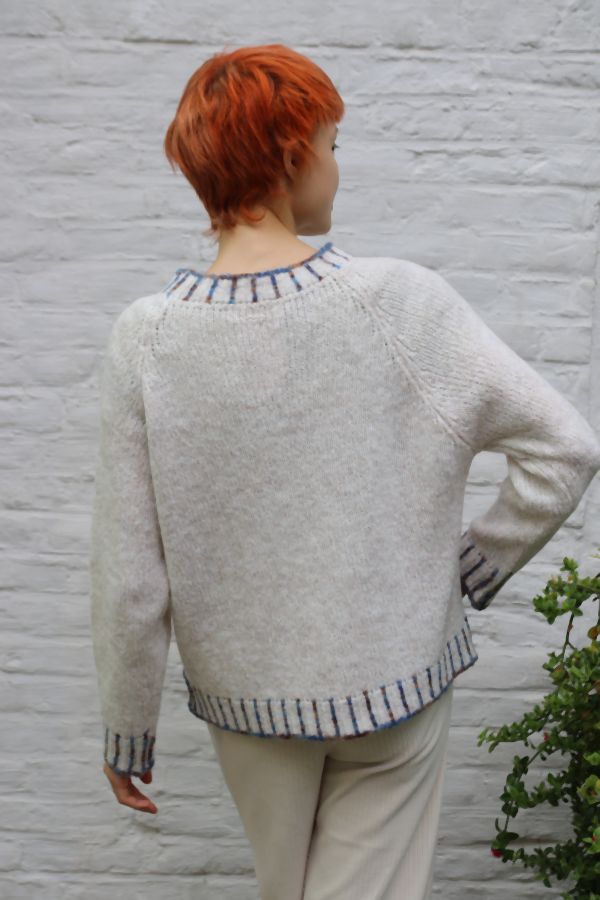 Pull Mieke met gestreepte kraag en boord nm26 - Beige-blauw Detail