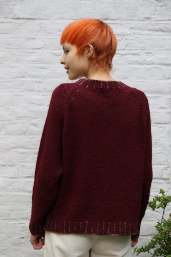 Pull Mieke met gestreepte kraag en boord nm26 - Bordeaux-bruin Detail
