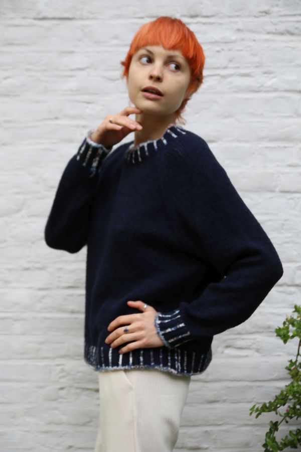 Pull Mieke met gestreepte kraag en boord nm26 - Donkerblauw-lichtblauw Detail