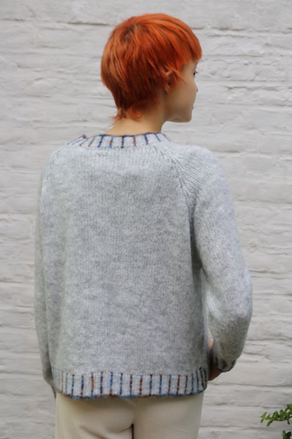 Pull Mieke met gestreepte kraag en boord nm26 - Lichtgrijs-blauw Detail