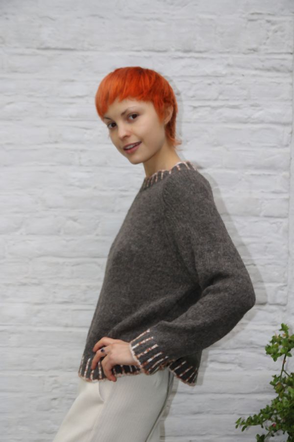 Pull Mieke met gestreepte kraag en boord nm26 - Taupe-roestbruin Detail